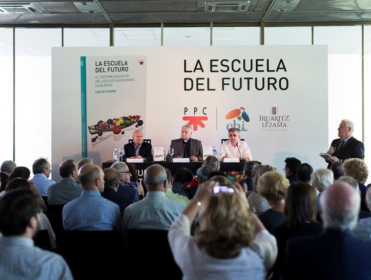 Presentación del libro La escuela del futuro, en Madrid. De izquierda a derecha, Juan María Laboa, Luis de Lezama y Luis Fernando Crespo