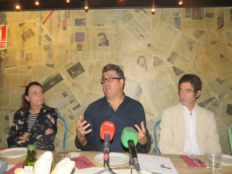 Ana Gavín, directora de la Fundación José Manuel Lara; al autor, Juan Vicente Piqueras e Ignacio Garmendia, editor de la Fundación José Manuel Lara.